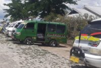 Mobil Angkutan Kota Diparkir di Halaman Dishub TTU Sebagai Aksi Protes Para Sopir Angkot Atas Tarif Angkutan yang Tidak Ikut Naik (Foto: Yuven Abi/Savanaparadise.com)
