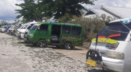 Mobil Angkutan Kota Diparkir di Halaman Dishub TTU Sebagai Aksi Protes Para Sopir Angkot Atas Tarif Angkutan yang Tidak Ikut Naik (Foto: Yuven Abi/Savanaparadise.com)