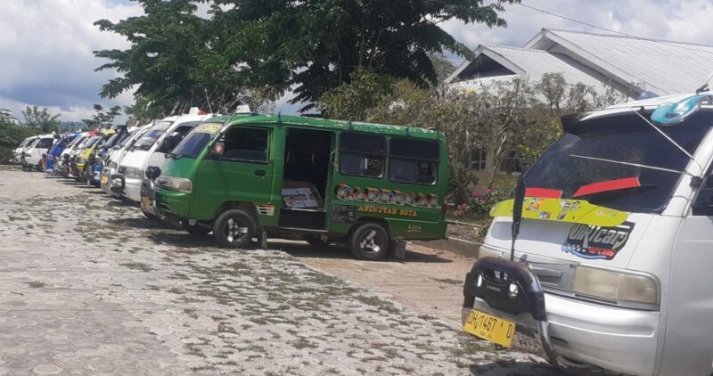 Mobil Angkutan Kota Diparkir di Halaman Dishub TTU Sebagai Aksi Protes Para Sopir Angkot Atas Tarif Angkutan yang Tidak Ikut Naik (Foto: Yuven Abi/Savanaparadise.com)