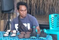 Marsib El Roy (30), Seorang Penyandang Disabilitas Yang Tekuni Usahanya Sebagai Tukang Sol Sepatu (Foto: Chen Rasi/Savanaparadise.com)