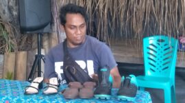 Marsib El Roy (30), Seorang Penyandang Disabilitas Yang Tekuni Usahanya Sebagai Tukang Sol Sepatu (Foto: Chen Rasi/Savanaparadise.com)