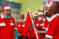 Penyerahan Bendera PKP dari DPP PKP NTT, Yan Richard Mboek Kepada Pengurus DPK PKP Ende yang Dilantik, Azhar Nga'a (Foto: Chen Rasi/Savanaparadise.com)