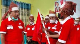 Penyerahan Bendera PKP dari DPP PKP NTT, Yan Richard Mboek Kepada Pengurus DPK PKP Ende yang Dilantik, Azhar Nga'a (Foto: Chen Rasi/Savanaparadise.com)