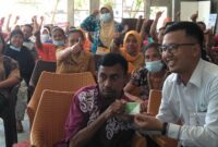 Perwakilan dari BPJS Ketenagakerjaan Ende, Ryan Rizky Sedang Berada Diantara Penyandang Disablitas (Foto: Chen Rasi/Savanaparadise.com)