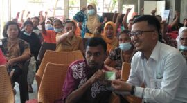 Perwakilan dari BPJS Ketenagakerjaan Ende, Ryan Rizky Sedang Berada Diantara Penyandang Disablitas (Foto: Chen Rasi/Savanaparadise.com)