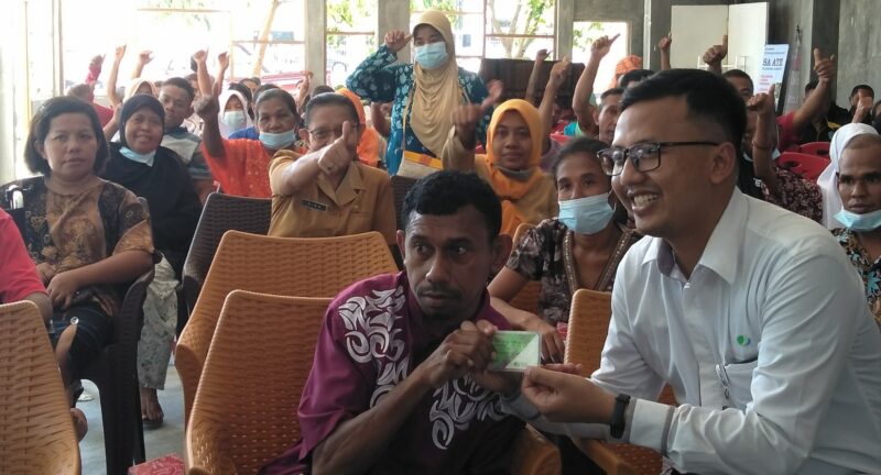 Perwakilan dari BPJS Ketenagakerjaan Ende, Ryan Rizky Sedang Berada Diantara Penyandang Disablitas (Foto: Chen Rasi/Savanaparadise.com)