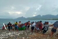 Proses Evakuasi Korban Tenggelam oleh Aparat Kepolisian Sektor Insana Utara (Foto: Yuven Abi/Savanaparadise.com)