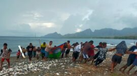 Proses Evakuasi Korban Tenggelam oleh Aparat Kepolisian Sektor Insana Utara (Foto: Yuven Abi/Savanaparadise.com)