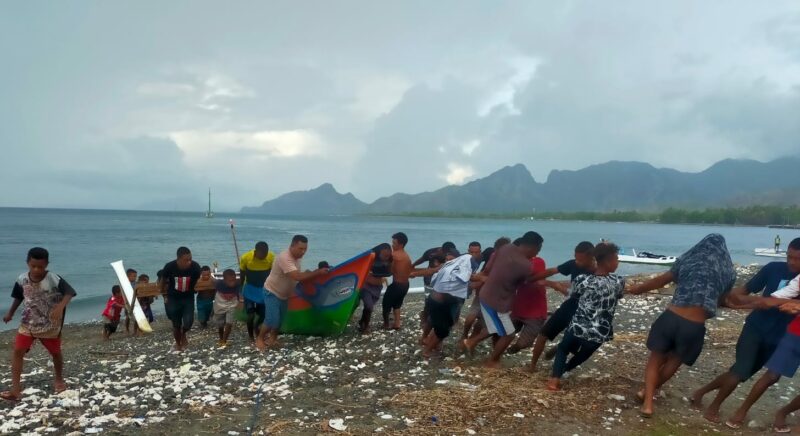 Proses Evakuasi Korban Tenggelam oleh Aparat Kepolisian Sektor Insana Utara (Foto: Yuven Abi/Savanaparadise.com)