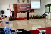 Remdecotama Swaprakasa sedang memfasilitasi kegiatan Pemuda Bertalenta SBD (Foto: Tobias Talu/Savanaparadise.com)