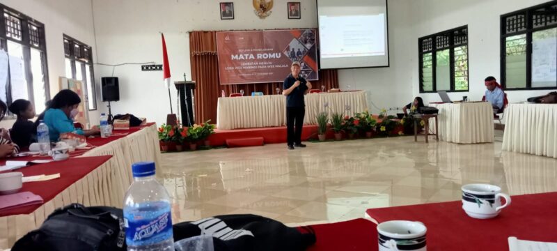 Remdecotama Swaprakasa sedang memfasilitasi kegiatan Pemuda Bertalenta SBD (Foto: Tobias Talu/Savanaparadise.com)