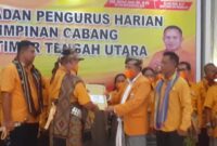 Penyerahan SK Kepengurusan DPC Partai TTU oleh Ketua DPD Hanura NTT Drs. Refafi Gah, M.Pd kepada ketua DPC terlantik Yasintus Naif, SE (Foto : Yuven Abi/Savanaparadise.com)