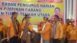 Penyerahan SK Kepengurusan DPC Partai TTU oleh Ketua DPD Hanura NTT Drs. Refafi Gah, M.Pd kepada ketua DPC terlantik Yasintus Naif, SE (Foto : Yuven Abi/Savanaparadise.com)