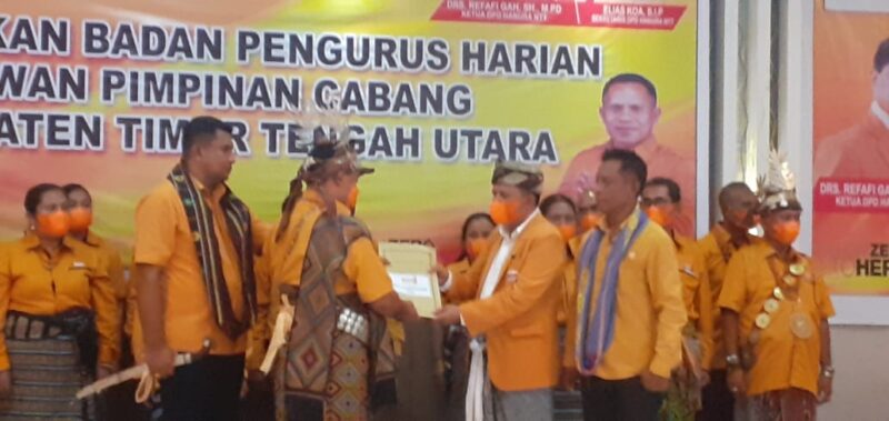 Penyerahan SK Kepengurusan DPC Partai TTU oleh Ketua DPD Hanura NTT Drs. Refafi Gah, M.Pd kepada ketua DPC terlantik Yasintus Naif, SE (Foto : Yuven Abi/Savanaparadise.com)