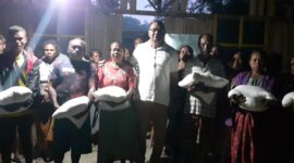 Anggota DPRD TTU dari Fraksi Partai Gerindra, Landelinus Kono Meta, pose bersama warga usai membagikan sembako. (Foto : Yuven Abi/Savana Paradise.com)