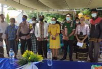 Pose bersama dengan Bupati Sabu Raijua, Nikodemus Rihi Heke (Foto: Alfred/SP)