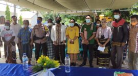 Pose bersama dengan Bupati Sabu Raijua, Nikodemus Rihi Heke (Foto: Alfred/SP)