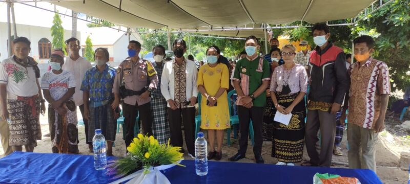 Pose bersama dengan Bupati Sabu Raijua, Nikodemus Rihi Heke (Foto: Alfred/SP)