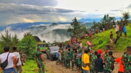 Wadansatgas Yonif 743/PSY bersama anggota dan masyarakat, saat mengevakuasi kendaraan masyarakat yang terjebak lumpur di jalan poros Oepoli (Foto : Dok. Dansatgas Pamtas RI - RDTL Yonif 743/PSY)