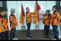 Penyerahan petaka oleh Ketua GARNAS MKGR NTT Yan Safonarolla Lena Kepada ketua GARNAS MKGR Kota Kupang Feryanto Fulbertus (Foto : Dok. GARNAS MKGR NTT)