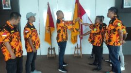 Penyerahan petaka oleh Ketua GARNAS MKGR NTT Yan Safonarolla Lena Kepada ketua GARNAS MKGR Kota Kupang Feryanto Fulbertus (Foto : Dok. GARNAS MKGR NTT)