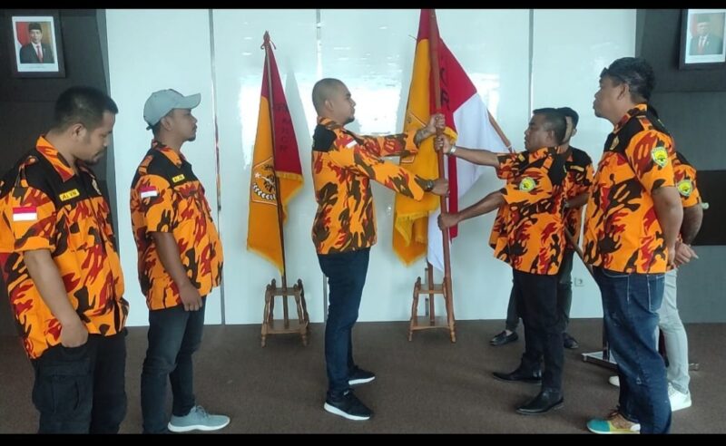 Penyerahan petaka oleh Ketua GARNAS MKGR NTT Yan Safonarolla Lena Kepada ketua GARNAS MKGR Kota Kupang Feryanto Fulbertus (Foto : Dok. GARNAS MKGR NTT)