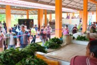 Bupati Nagekeo, Johanes Don Bosco Do sedang menggunting Pita pada saat meresmikan Pasar Raja Selatan (Foto: Fardin Bay/Savanaparadise.com)
