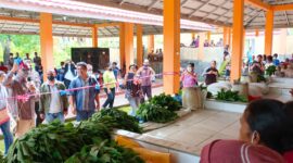 Bupati Nagekeo, Johanes Don Bosco Do sedang menggunting Pita pada saat meresmikan Pasar Raja Selatan (Foto: Fardin Bay/Savanaparadise.com)