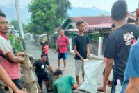 Sejumlah Pemuda Lordena Ende Sedang Membersihkan Got saat Kerja Bakti, Minggu 5 Desember 2021 (Foto: Chen Rasi/Savanaparadise.com)