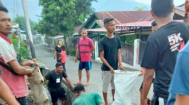 Sejumlah Pemuda Lordena Ende Sedang Membersihkan Got saat Kerja Bakti, Minggu 5 Desember 2021 (Foto: Chen Rasi/Savanaparadise.com)