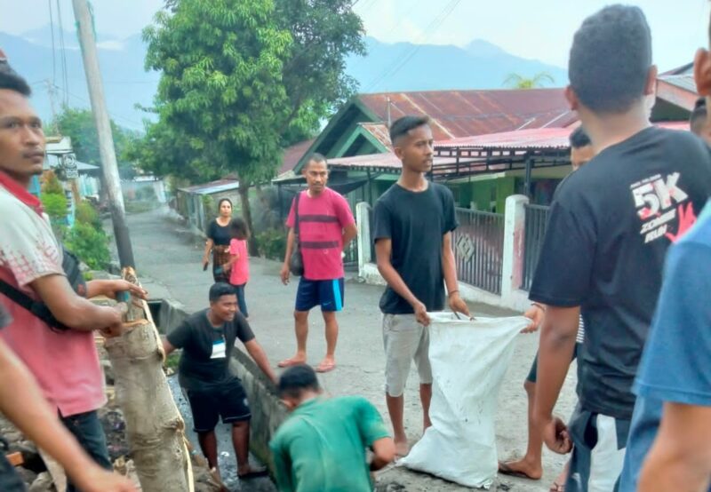 Sejumlah Pemuda Lordena Ende Sedang Membersihkan Got saat Kerja Bakti, Minggu 5 Desember 2021 (Foto: Chen Rasi/Savanaparadise.com)