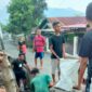 Sejumlah Pemuda Lordena Ende Sedang Membersihkan Got saat Kerja Bakti, Minggu 5 Desember 2021 (Foto: Chen Rasi/Savanaparadise.com)