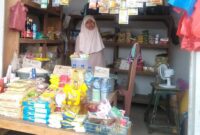 Ibu Nurhayati (35), Salah Seorang Pedagang di Pasar Mbongawani sedang menunggu para Konsumen (Foto: Chen Rasi/Savanaparadise.com) 