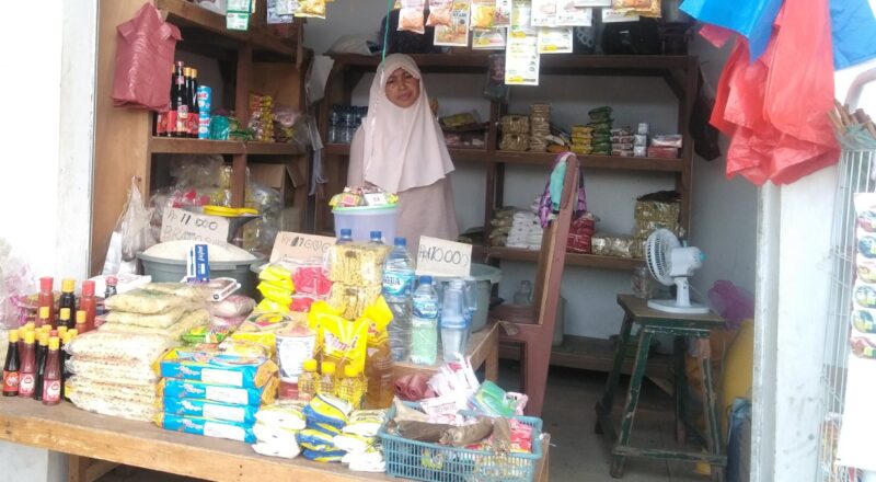 Ibu Nurhayati (35), Salah Seorang Pedagang di Pasar Mbongawani sedang menunggu para Konsumen (Foto: Chen Rasi/Savanaparadise.com) 