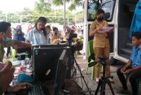 Pegawai Dispenduk Kabupaten Ende dengan Mobil Gerugiwa sedang melakukan perekaman KTP di halaman Kantor Camat Ende Utara (Foto: Chen Rasi/Savanaparadise.com)