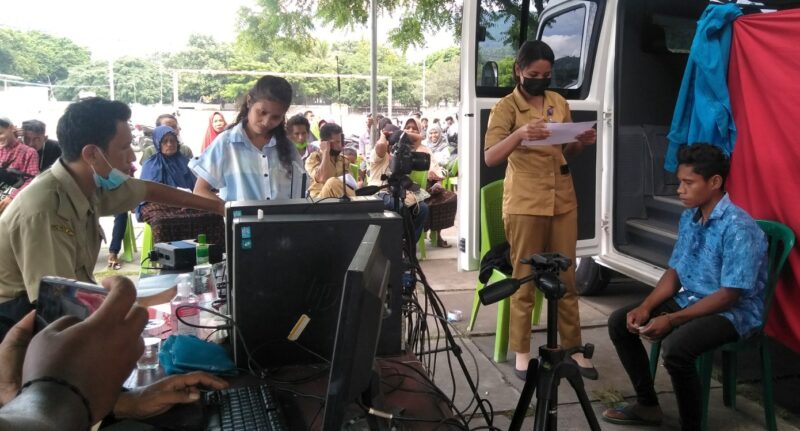 Pegawai Dispenduk Kabupaten Ende dengan Mobil Gerugiwa sedang melakukan perekaman KTP di halaman Kantor Camat Ende Utara (Foto: Chen Rasi/Savanaparadise.com)