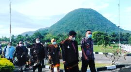 Kepala BPIP, Yudian Wahyudi Saat Tiba di Bandara Haji Hasan Aroeboesman di Dampingi Bupati Ende, Djafar Achmad (Foto: Chen Rasi/ Savanaparadise.com)