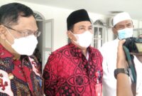Kepala BPIP, Yudian Wahyudi saat memberikan keterangan kepada awak media usai Sholat Jumat di Masjid AR. RABITHAH yang didampingi Bupati Djafar Achmad, Jumat 10 Desember 2021 (Foto: Chen Rasi/Savanaparadise.com)