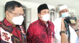 Kepala BPIP, Yudian Wahyudi saat memberikan keterangan kepada awak media usai Sholat Jumat di Masjid AR. RABITHAH yang didampingi Bupati Djafar Achmad, Jumat 10 Desember 2021 (Foto: Chen Rasi/Savanaparadise.com)