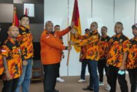 Penyerahan Petaka oleh ketua Umum GARNAS MKGR Adrianus Agal, kepada ketua GARNAS MKĢR NTT terlantik Yan Safonarolla Lena (Foto : Yuven Abi/Savana paradise.com)