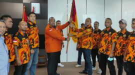 Penyerahan Petaka oleh ketua Umum GARNAS MKGR Adrianus Agal, kepada ketua GARNAS MKĢR NTT terlantik Yan Safonarolla Lena (Foto : Yuven Abi/Savana paradise.com)