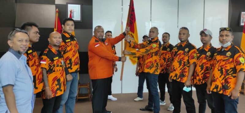 Penyerahan Petaka oleh ketua Umum GARNAS MKGR Adrianus Agal, kepada ketua GARNAS MKĢR NTT terlantik Yan Safonarolla Lena (Foto : Yuven Abi/Savana paradise.com)