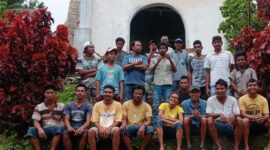Relawan Rumah Ibadah (RRI) Sedang Berpose Bersama di Lokasi GKS Jemaat Soru (Foto: Umbu Sorung/Savanaparadise.com)