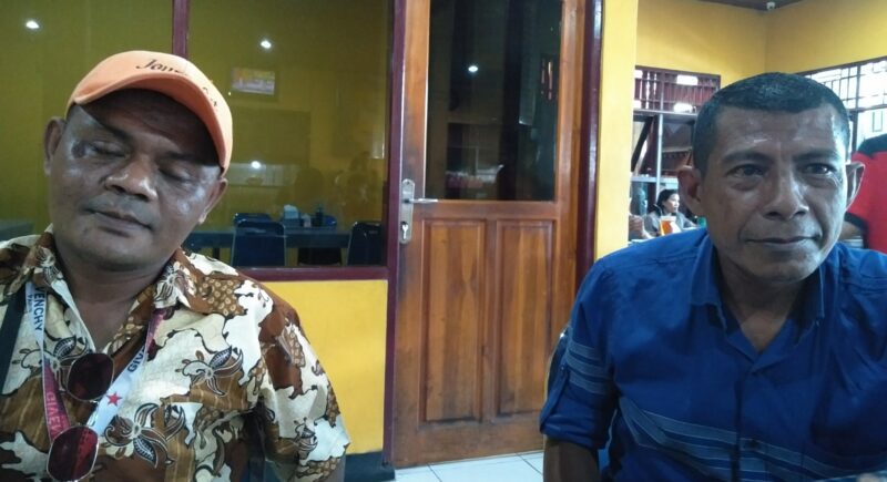 Ketua JEB, Son Bara (Biru) dan Sekretaris JEB, Ansel Kaise (Kotak) sedang memberikan keterangan Pers (Foto: Chen Rasi/Savanaparadise.com)