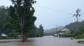 Kondisi rumah warga dan badan jalan di Desa Umbu Langgang, Kecamatan Umbu Ratu Nggay Barat yang direndam Banjir  (Foto: Umbu Sorung/Savanaparadise.com)