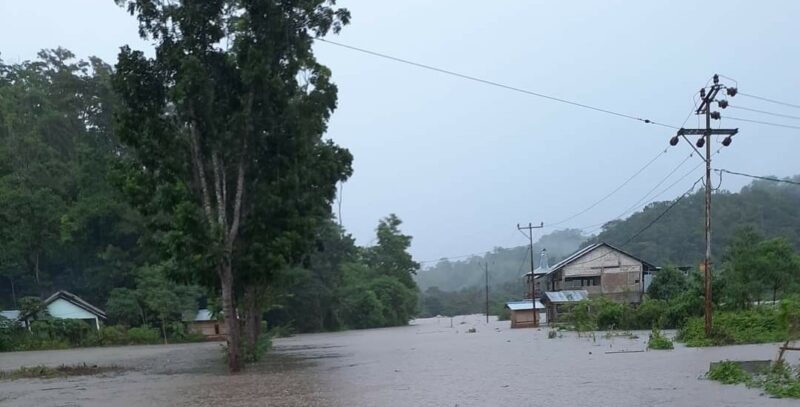 Kondisi rumah warga dan badan jalan di Desa Umbu Langgang, Kecamatan Umbu Ratu Nggay Barat yang direndam Banjir  (Foto: Umbu Sorung/Savanaparadise.com)