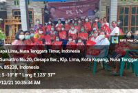 Masyarakat penerima bantuan, pose bersama usai menerima bantuan paket sembako dari Ketua DPR RI Puan Maharani dan anggota DPR RI Fraksi PDIP Ansy Lema. (Foto : Dok. Staf Ansy Lema)