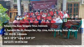 Masyarakat penerima bantuan, pose bersama usai menerima bantuan paket sembako dari Ketua DPR RI Puan Maharani dan anggota DPR RI Fraksi PDIP Ansy Lema. (Foto : Dok. Staf Ansy Lema)