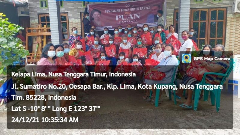 Masyarakat penerima bantuan, pose bersama usai menerima bantuan paket sembako dari Ketua DPR RI Puan Maharani dan anggota DPR RI Fraksi PDIP Ansy Lema. (Foto : Dok. Staf Ansy Lema)