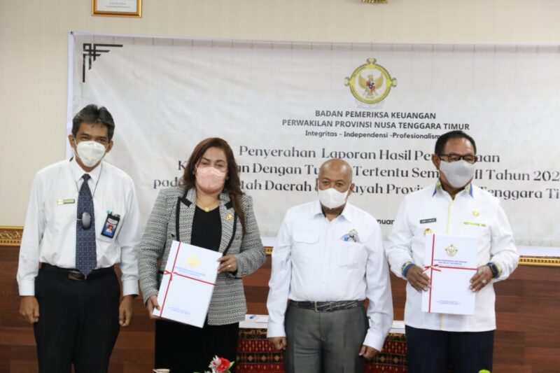 Pose bersama usai terima LHP (Foto: Biro Humas NTT)